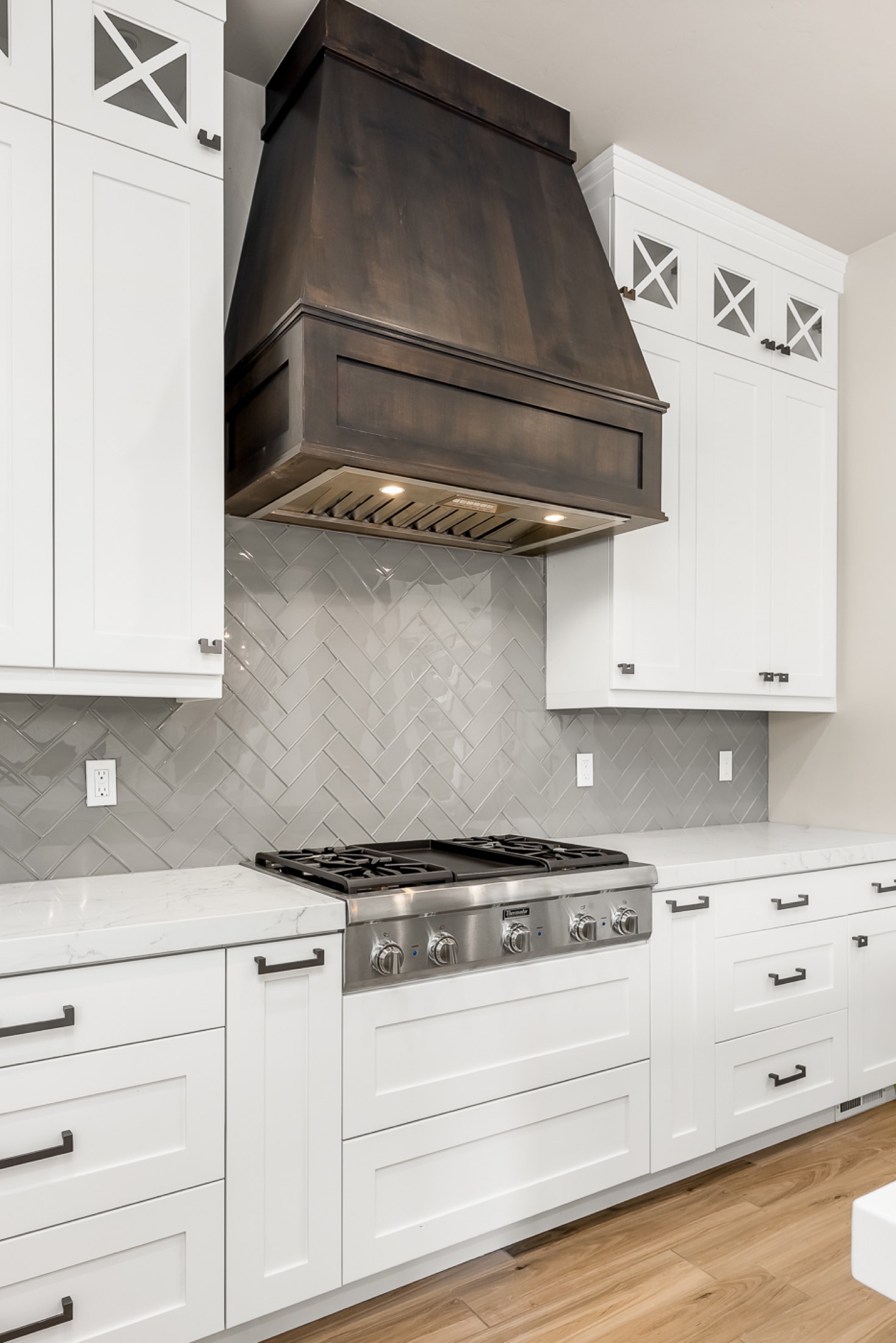 Range and custom hood detail