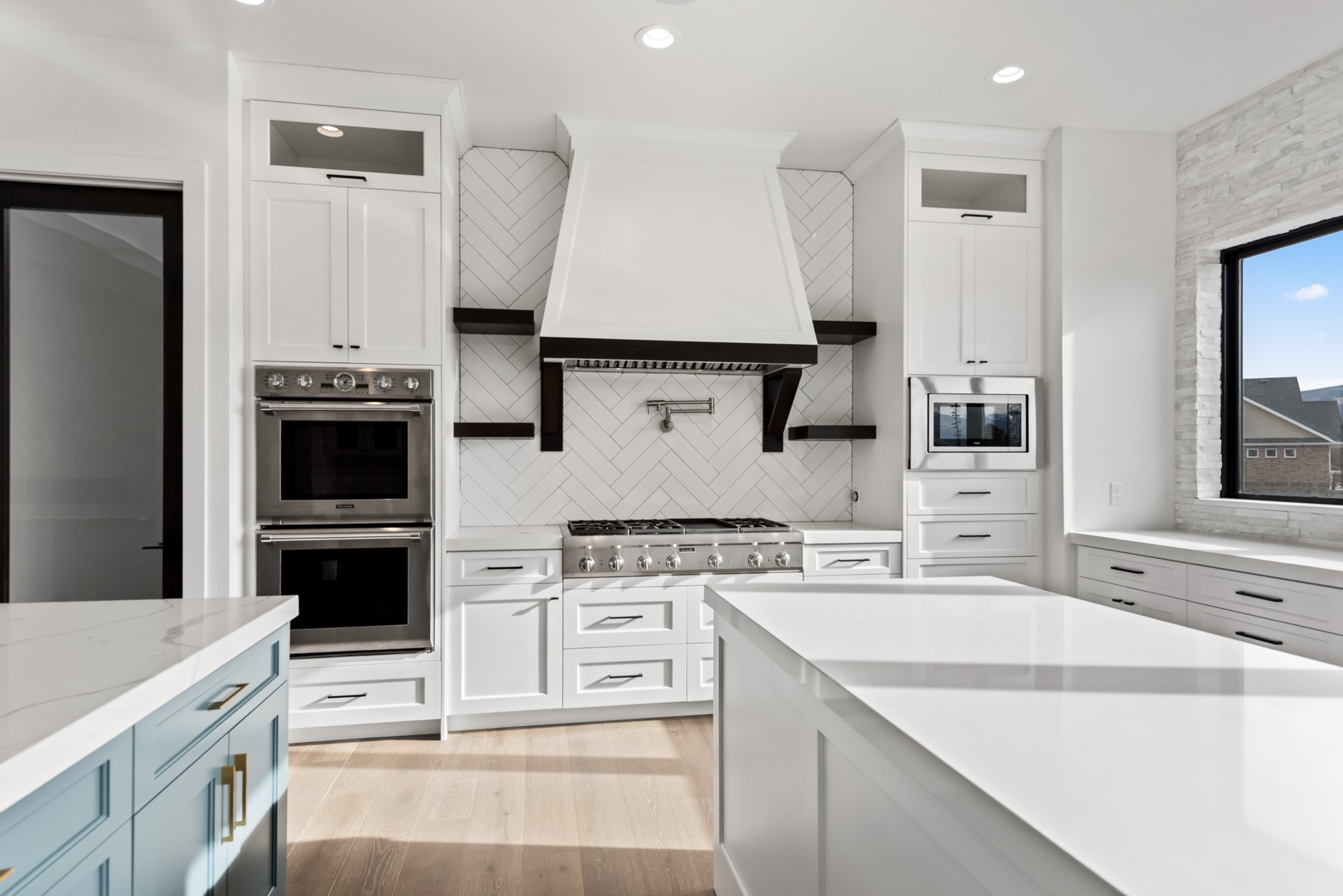 Kitchen range wall and custom hood
